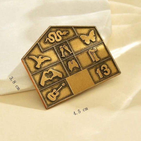 GOLD LOVER HOUSE / ERAS TOUR - TAYLOR PIN - Picture 2 of 10